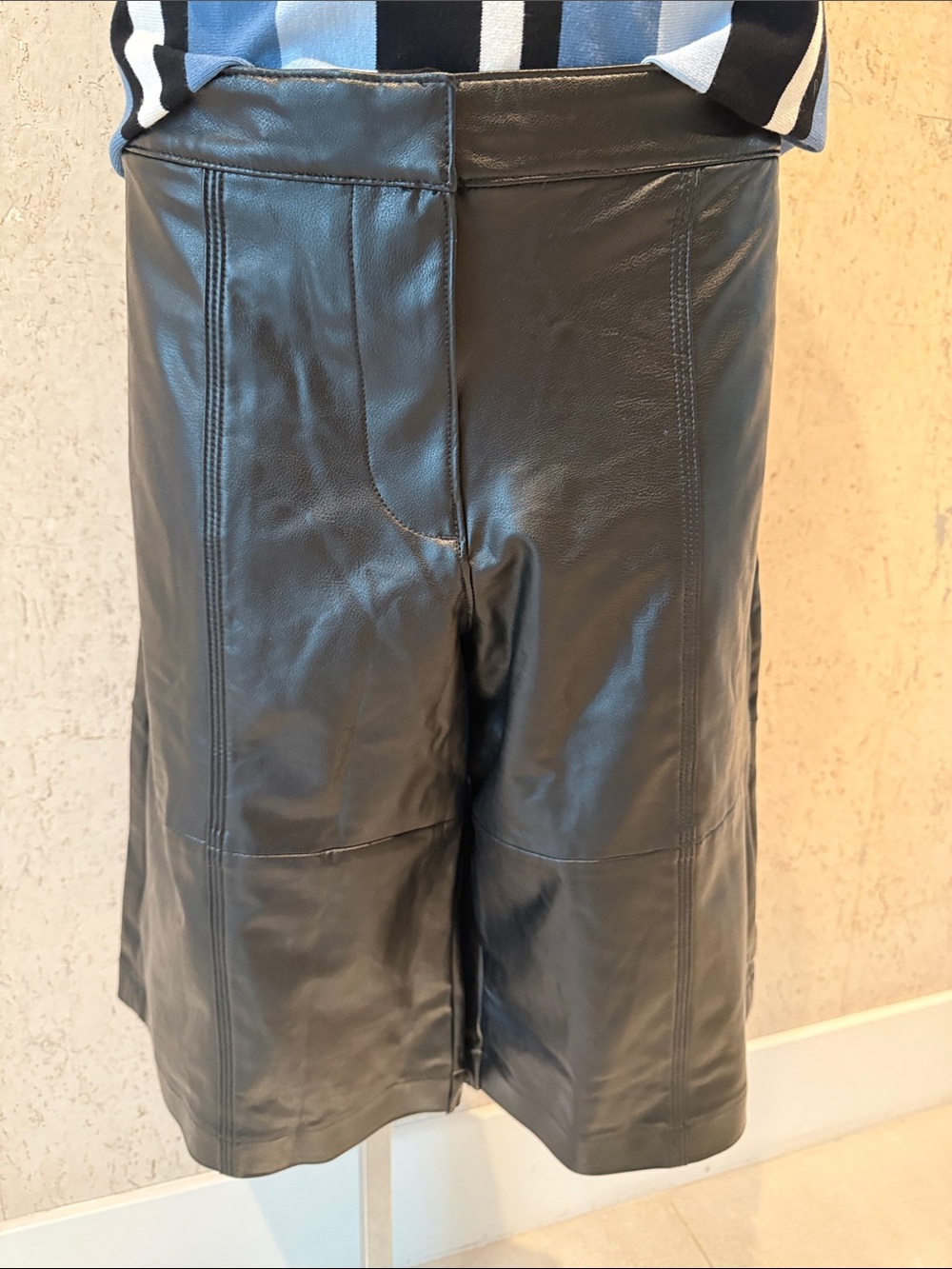 Nwt American Eagle Black Faux Leather Flat-Front Shorts/Capris Sz 8